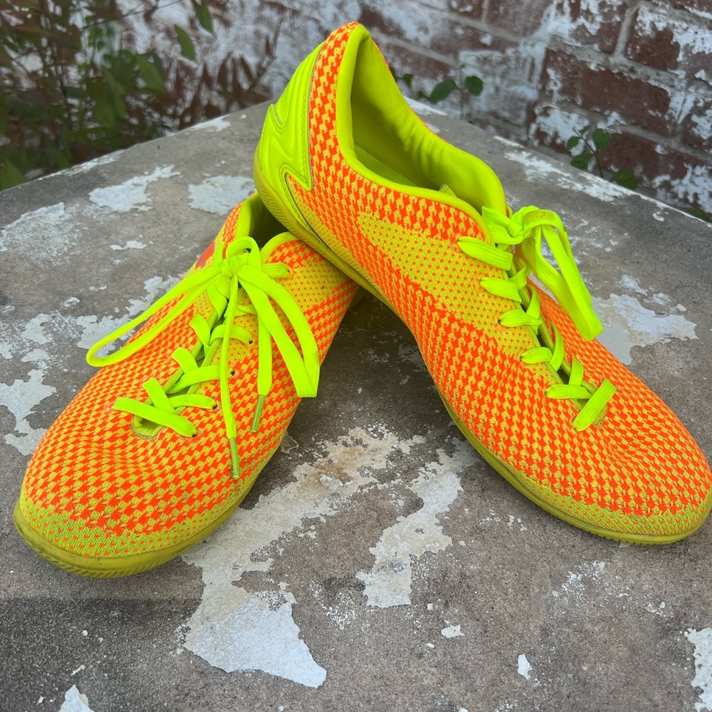 Brava mens Injected indoor soccer shoes Size 10.5